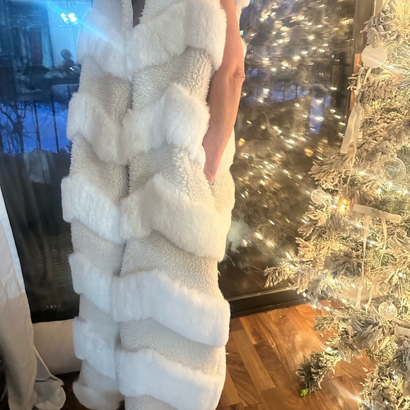 Azalea Wang Jackets & Blazers - Luxurious White Faux Fur Vest